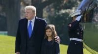 Donald Trump, Präsident der USA, spaziert mit seiner Enkelin Arabella Kushner über den Rasen des Weißen Hauses.