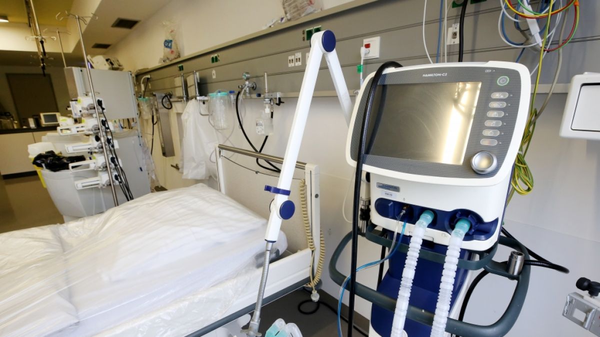 Ein Intensivbett mit einem Beatmungsgerät steht in einer deutschen Klinik. (Foto)