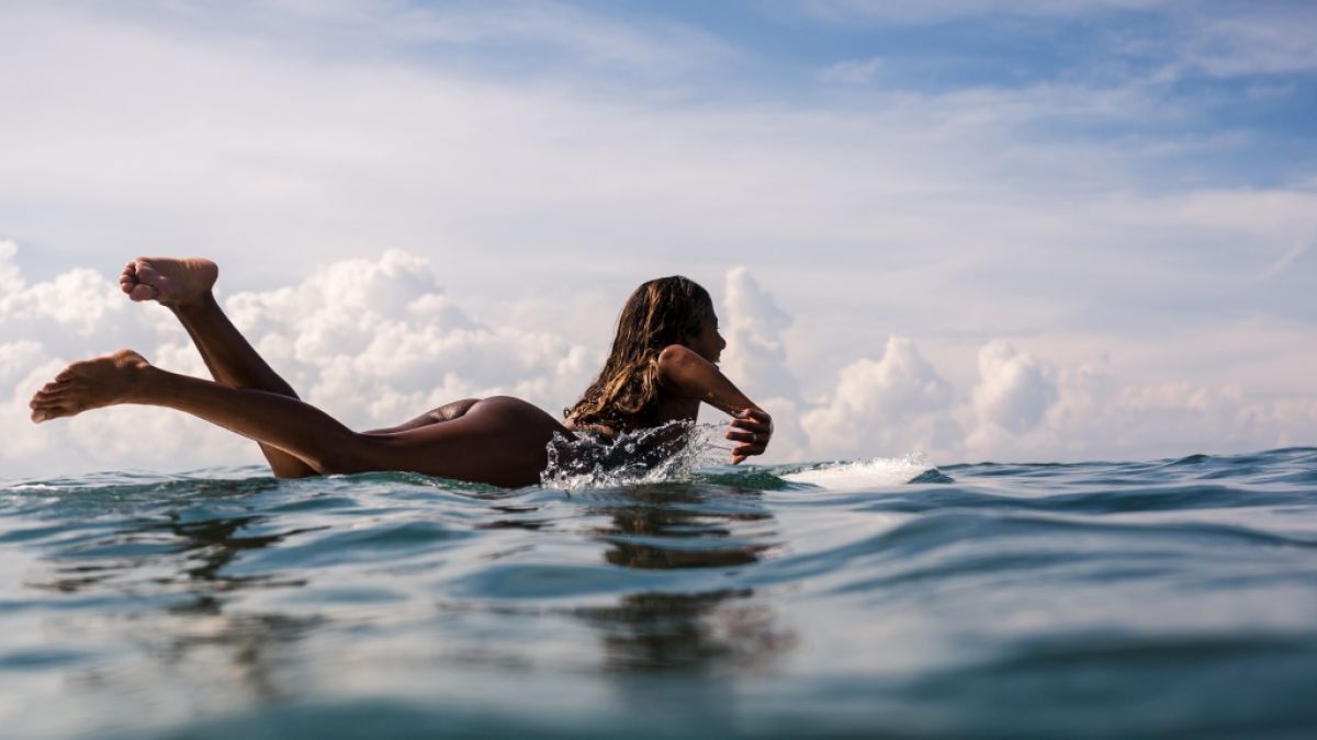 Felicity Palmateer ließ sich nackt beim Surfen filmen. (Foto)
