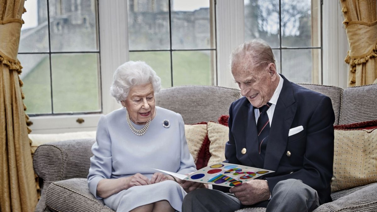 Queen Elizabeth II. hat Prinz Philip einmal im Streit heraus gejagt. (Foto)