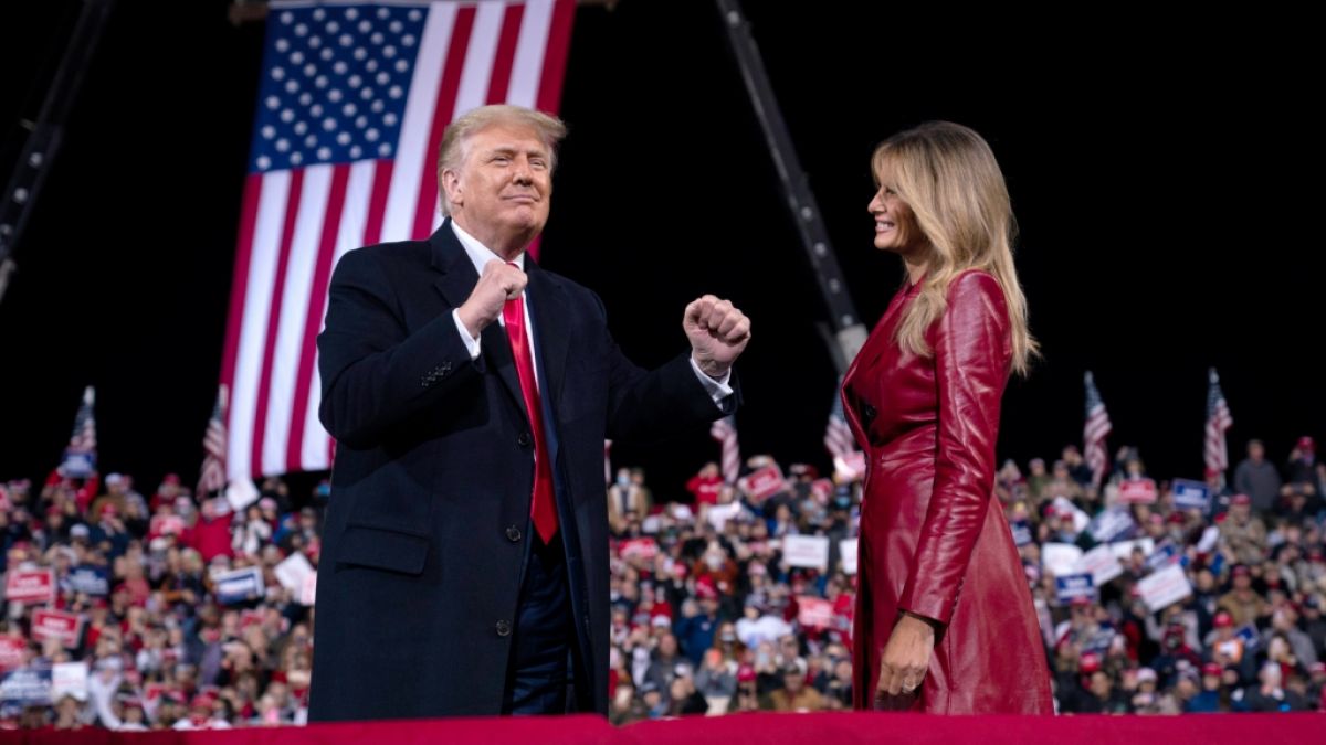 US-Präsident Donald Trump mit der First Lady Melania Trump bei der Kundgebung in Georgia. Trump machte eine Ankündigung für 2024. (Foto)