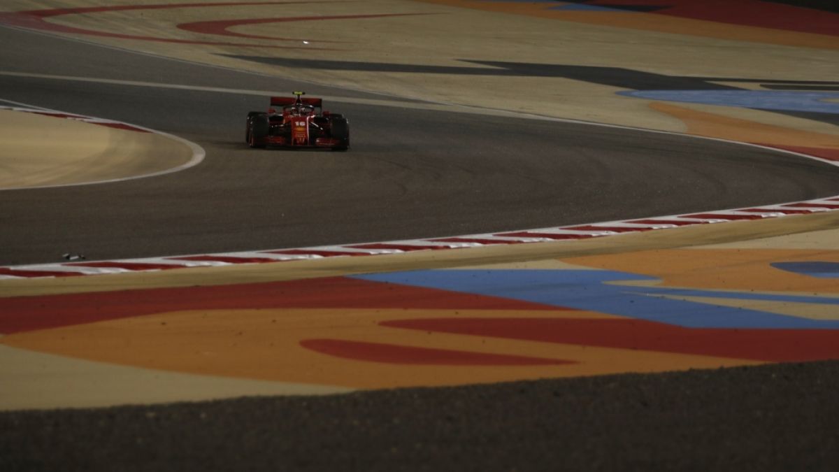Charles Leclerc im Ferrari auf der Rennstrecke. (Foto)