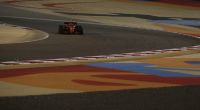 Charles Leclerc im Ferrari auf der Rennstrecke.
