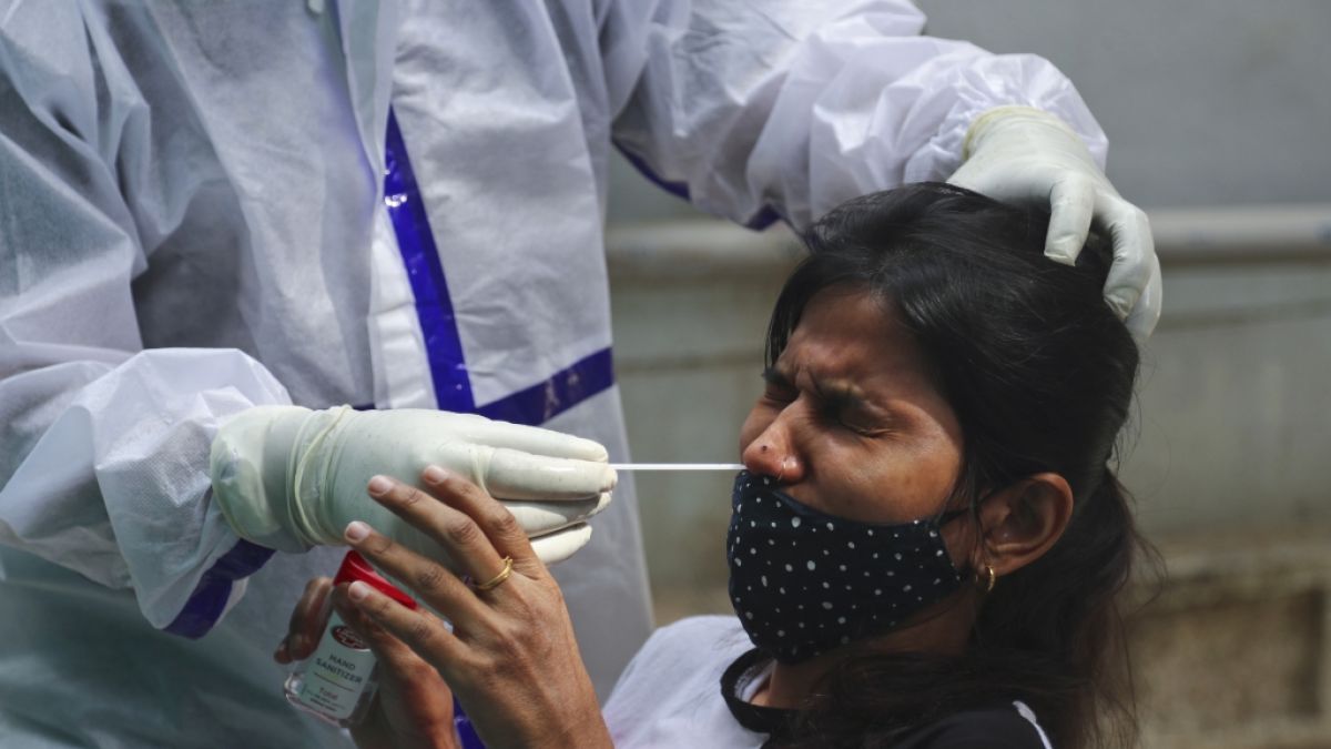 Bei einer Frau in Indien wird ein Coronatest durchgeführt. (Foto)
