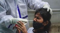 Bei einer Frau in Indien wird ein Coronatest durchgeführt.