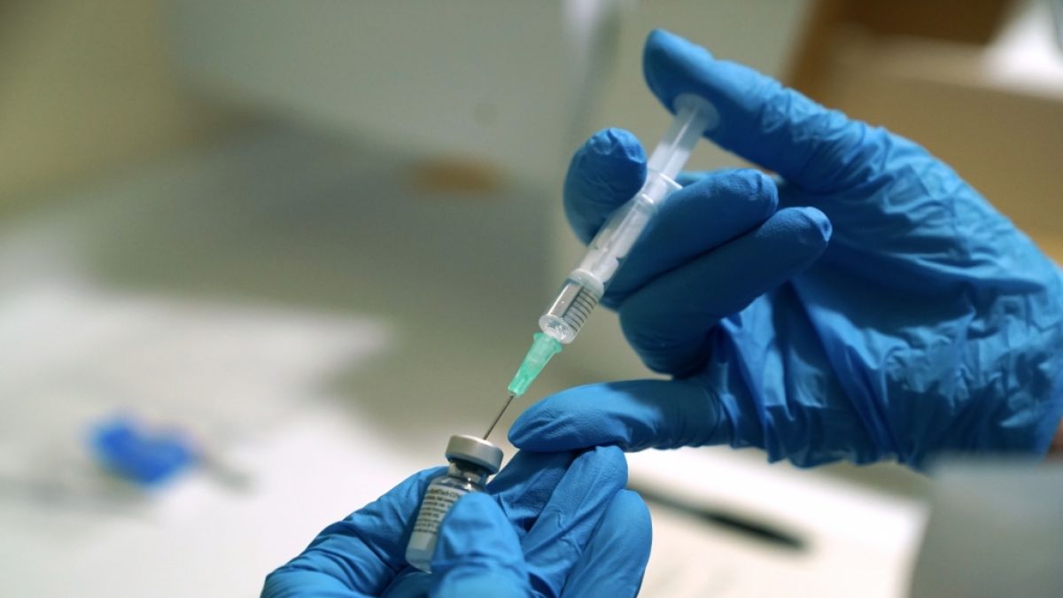 Medizinisches Personal bereitet eine Spritze mit dem Pfizer/Biontech-Impfstoff gegen das neuartige Coronavirus vor. (Foto)