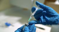 Medizinisches Personal bereitet eine Spritze mit dem Pfizer/Biontech-Impfstoff gegen das neuartige Coronavirus vor.