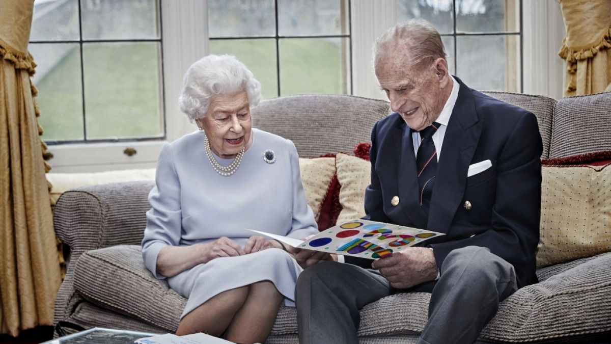 Ein Video, in dem Queen Elizabeth II. den Stinkefinger zeigt, überraschte in den Royal-News. (Foto)
