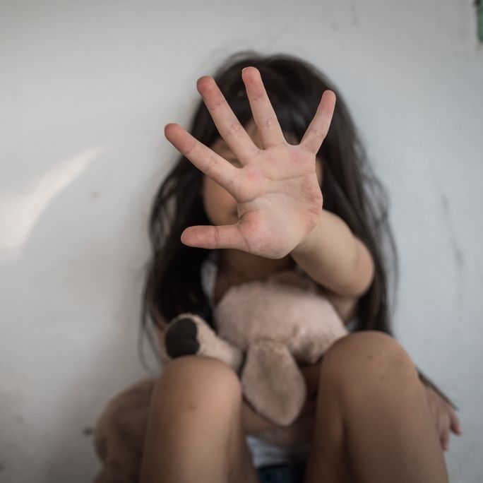 Flüchtlingsmädchen (3) vergewaltigt! Sie lag halb ertrunken in der Toilette