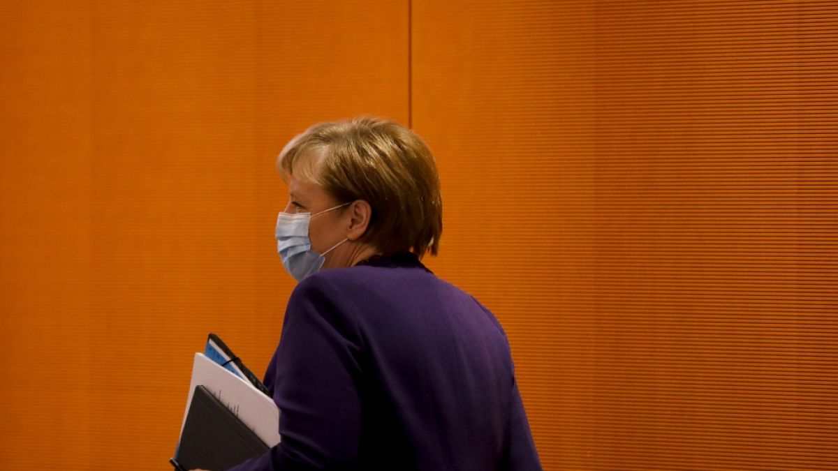 Kanzlerin Angela Merkel (66, CDU) hält die geheime Impf-Liste unterm Arm. (Foto)