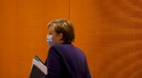 Kanzlerin Angela Merkel (66, CDU) hält die geheime Impf-Liste unterm Arm.