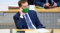Sachsens Ministerpräsident Michael Kretschmer (CDU) erwägt offenbar die komplette Abriegelung besonders vom Coronavirus betroffenen Ortschaften im Freistaat.