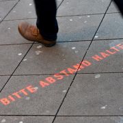 Trotz Impfstart dürften uns Abstandsregeln und Kontaktbeschränkungen zur Eindämmung der Corona-Pandemie noch monatelang begleiten. Trotz Impfstart dürften uns Abstandsregeln und Kontaktbeschränkungen zur Eindämmung der Corona-Pandemie noch monatelang begleiten.