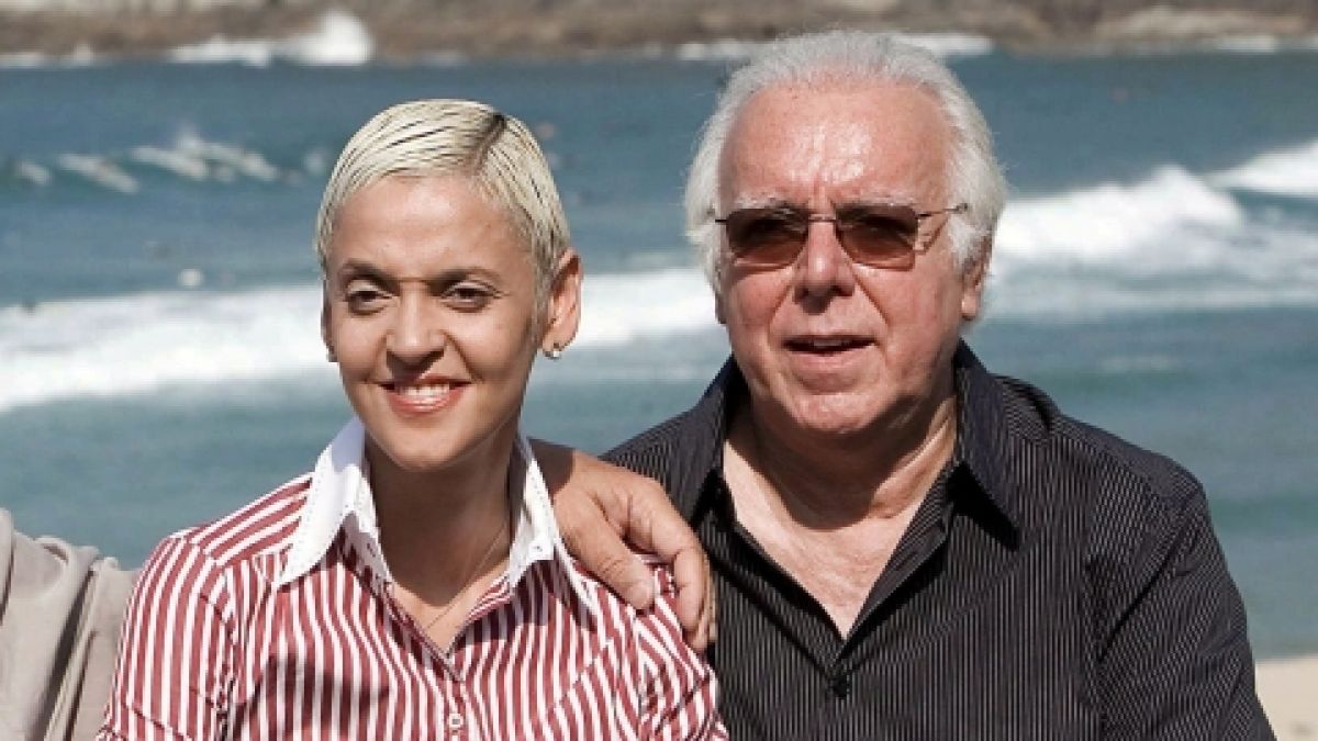 Der portugiesische Sänger Carlos do Carmo, hier mit seiner Musikerkollegin Mariza, ist im Alter von 81 Jahren gestorben. (Foto)