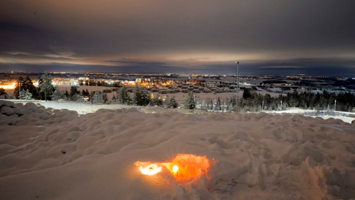Eine Kerze brennt im Schnee für die Opfer eines Erdrutsches. Drei Tage nach dem Erdrutsch haben die Rettungskräfte eine zweite Leiche im Unglücksgebiet gefunden. (Foto)