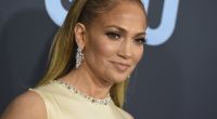 Jennifer Lopez bietet ihren Fans sandige Aussichten.