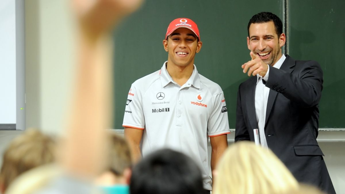 Till Nassif (r) gemeinsam mit Rennfahrer Lewis Hamilton im Jahr 2010 beim Besuch einer Schule in Berlin. (Foto)