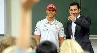 Till Nassif (r) gemeinsam mit Rennfahrer Lewis Hamilton im Jahr 2010 beim Besuch einer Schule in Berlin.