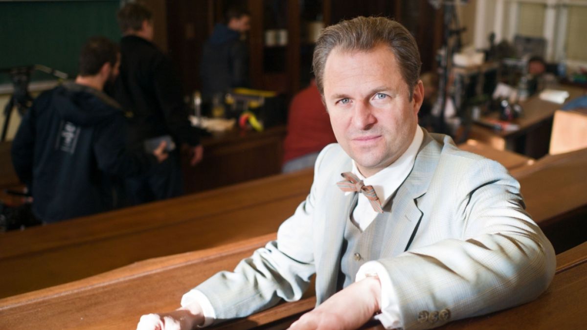 Schauspieler Philipp Hochmair ist in der dritten Staffel von "Charité" als österreichisch-deutscher Gerichtsmediziner Otto Prokop zu sehen. (Foto)