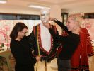 Für "The Masked Singer" legt sich Gewandmeisterin Alexandra Brandner, hier mit Maskenbildnerin Marianne Meinl, mächtig ins Zeug. (Foto)