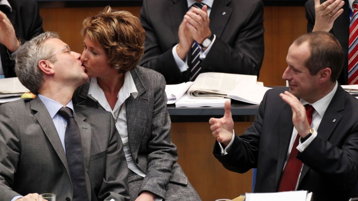 Der CDU-Landesvorsitzende Norbert Röttgen gab 2010 in Bonn nach der Bekanntgabe des Wahlergebnisses seiner Frau Ebba einen Kuss, während der designierte Generalsekretär Oliver Wittke (r) applaudierte. (Foto)
