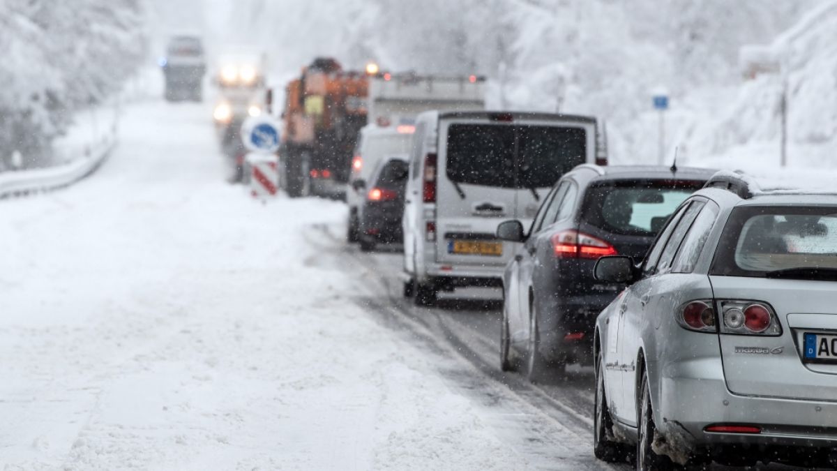 Schneefälle können an den kommenden Tagen für Chaos auf den Straßen sorgen. (Foto)