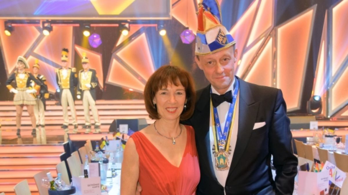 Friedrich Merz und seine Frau Charlotte Merz stehen bei der Verleihung des Orden wider den Tierischen Ernst 2020 des Aachener Karnevalsvereins (AKV) im Saal. (Foto)