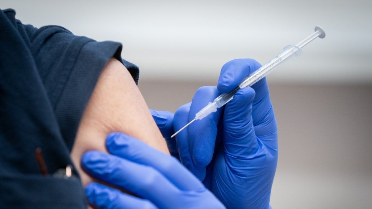 Eine Pflegekraft wird im Rahmen einer Mitarbeiter-Impfung im Krankenhaus Bethel Berlin gegen das Corona-Virus geimpft. (Foto)