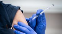 Eine Pflegekraft wird im Rahmen einer Mitarbeiter-Impfung im Krankenhaus Bethel Berlin gegen das Corona-Virus geimpft.