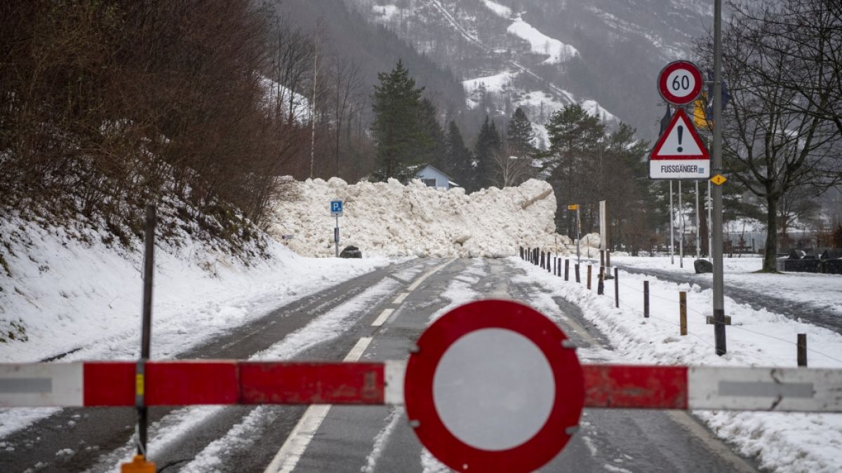 Im Schweizer Kanton Uri wurde eine Straße von einer Lawine verschüttet. (Foto)
