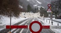 Im Schweizer Kanton Uri wurde eine Straße von einer Lawine verschüttet.