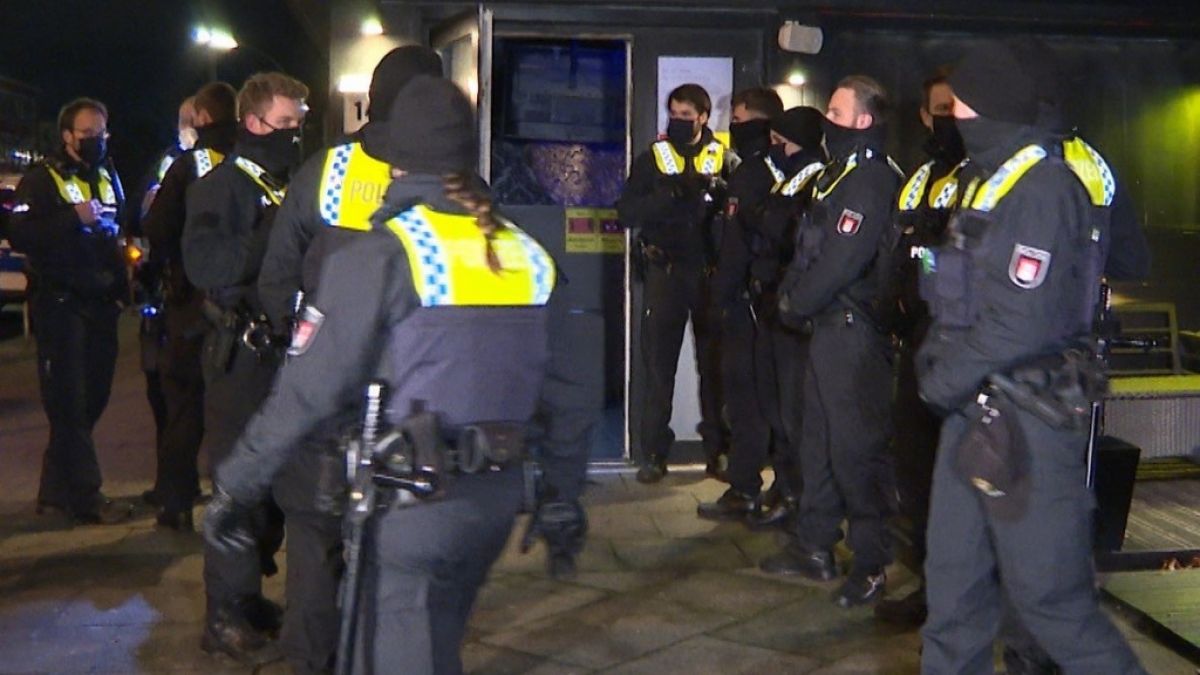 Polizisten stehen vor einer Shisha-Bar. Eine Shisha-Bar in Hamburg hatte trotz der geltenden Corona-Auflagen geöffnet. (Foto)
