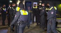 Polizisten stehen vor einer Shisha-Bar. Eine Shisha-Bar in Hamburg hatte trotz der geltenden Corona-Auflagen geöffnet.
