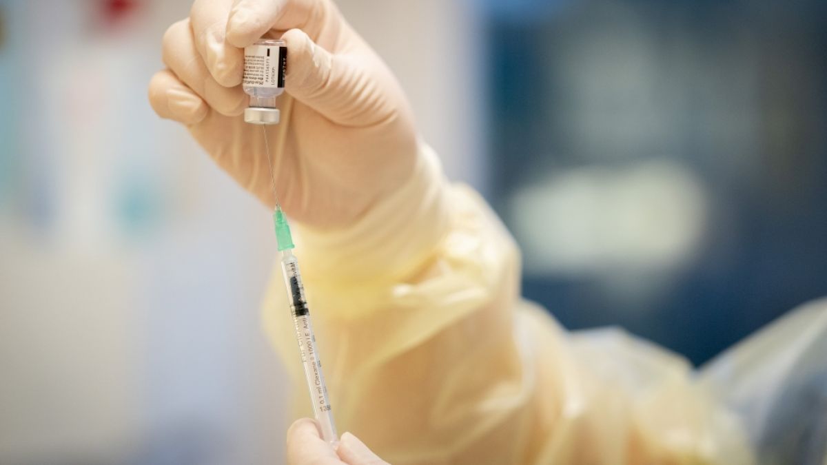 Eine Krankenpflegerin bereitet den Impfstoff von Biontech/Pfizer gegen Covid-19 im Rahmen der Mitarbeiter-Impfung im Krankenhaus vor. (Foto)