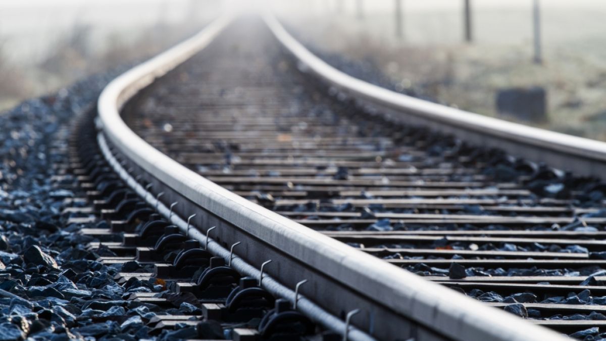 Ein 11-Jähriger stürzte bei seinem wahnsinnigen Vorhaben auf die Gleise einer Eisenbahnstrecke. (Foto)