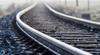 Ein 11-Jähriger stürzte bei seinem wahnsinnigen Vorhaben auf die Gleise einer Eisenbahnstrecke.