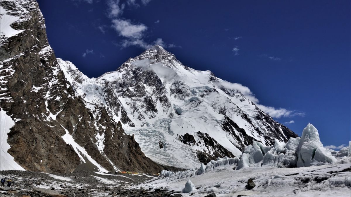 Ein Blick auf das Basislager und den K2. (Foto)