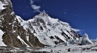 Ein Blick auf das Basislager und den K2.