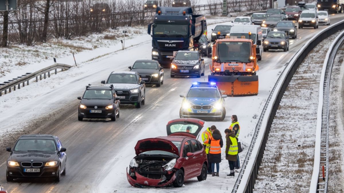 Winterliches Wetter hat vor allem in Süddeutschland - wie hier auf der A 94 bei München - für zahlreiche Unfälle gesorgt. (Foto)