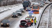 Winterliches Wetter hat vor allem in Süddeutschland - wie hier auf der A 94 bei München - für zahlreiche Unfälle gesorgt.