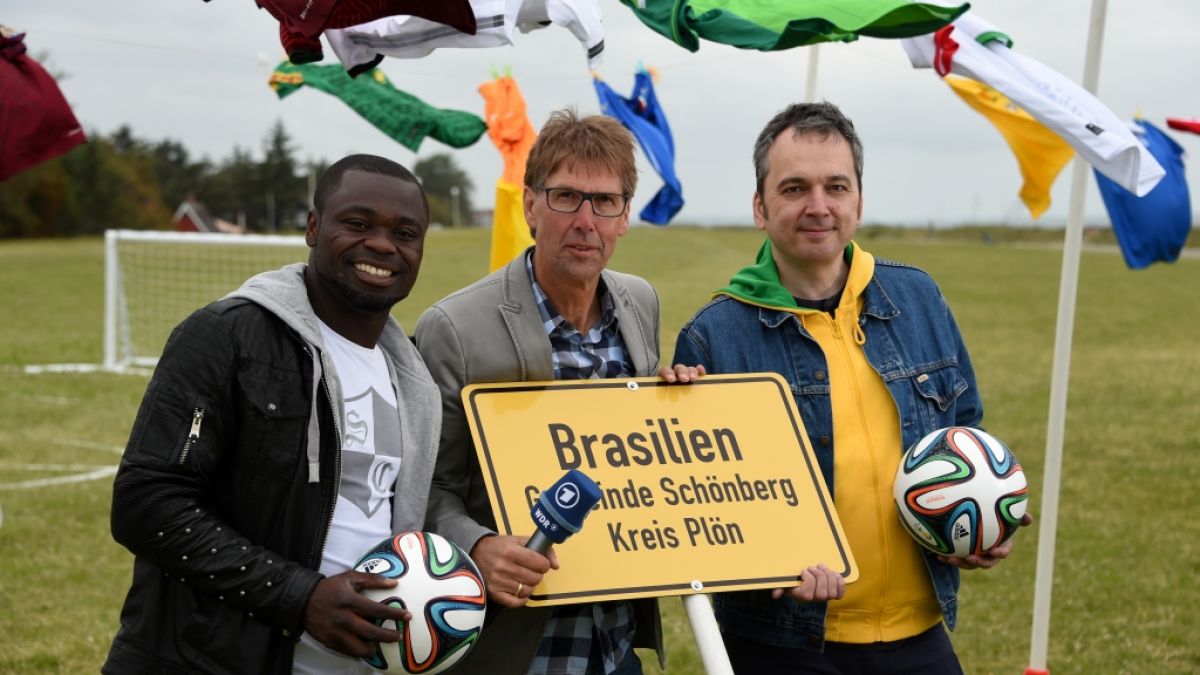 Moderator Peter Großmann (Mitte) berichtete gemeinsam mit Fußballer Gerald Asamoah (links) und Kommentar Arnd Zeigler am Strand von Brasilien bei Schönberg von der Fußball-WM 2014. (Foto)