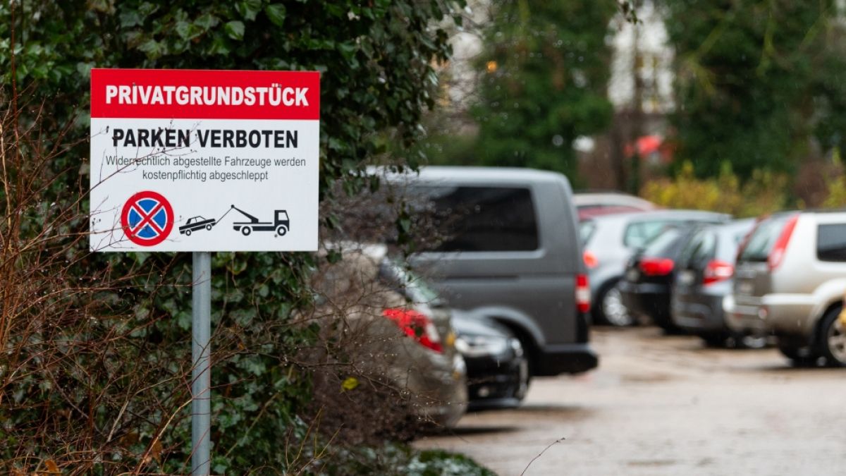 Nach dem Fund einer toten 19-Jährigen auf einem Parkplatz in Lüneburg ermittelt die Polizei. (Foto)