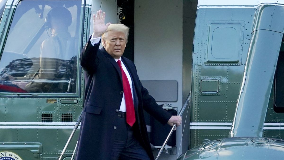 Donald Trump, Ex-Präsident der USA, winkt zum Abschied noch einmal in die Kameras. (Foto)