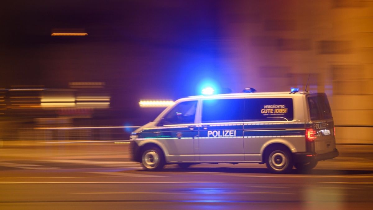 Nach dem Tod zweier Menschen aufgrund eines Pkw-Unfalls in Neumünster schwebt eine dritte Person in Lebensgefahr (Symbolbild). (Foto)