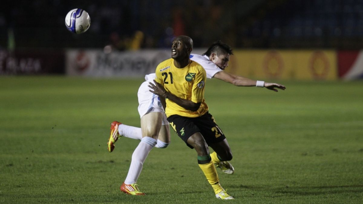 Der jamaikanische Fußball-Nationalspieler Luton Shelton, hier im Zweikampf bei einem Länderspiel gegen Guatemala, ist im Alter von nur 35 Jahren gestorben. (Foto)