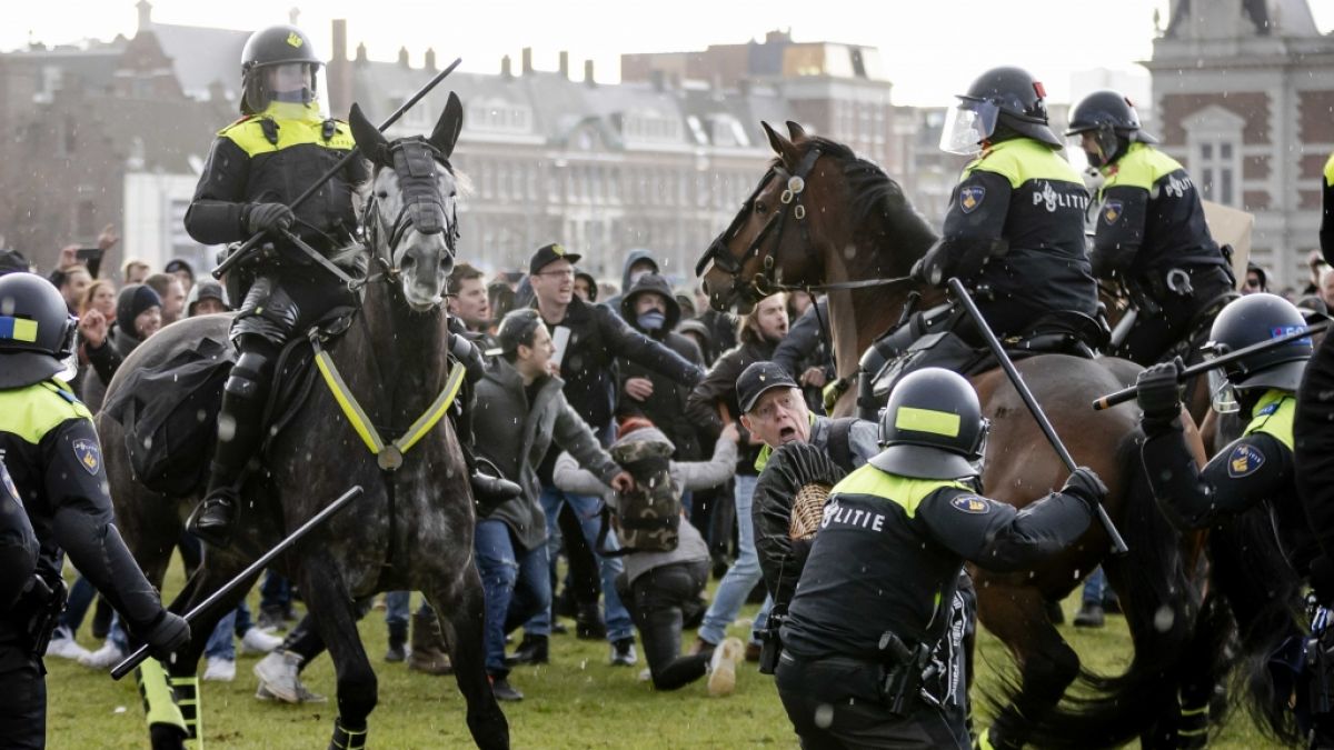 In den Niederlanden kam es am Wochenende zu brutalen Protesten gegen die Corona-Maßnahmen. (Foto)