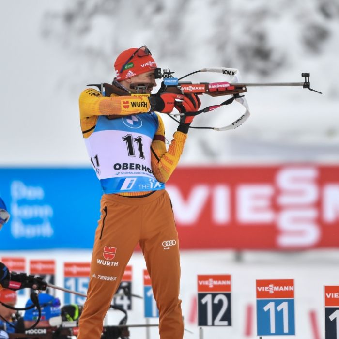 Biathlon: Benedikt Doll beim Anschießen am Schießstand am 17.01.2021