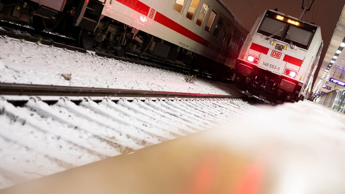 Eis und Schnee legten den Fernverkehr in Norddeutschland lahm. (Foto)