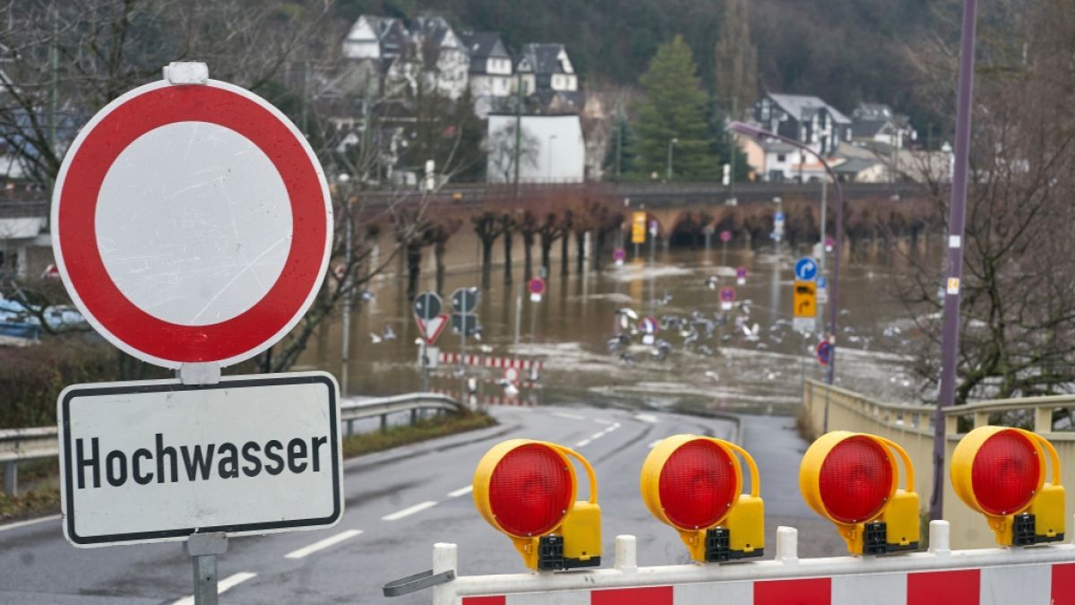 Eine Straße am Rheinufer wurde wegen des Hochwassers gesperrt. (Foto)