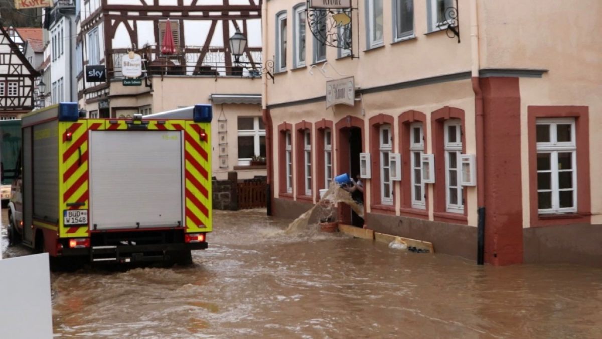 Ein Foto zeigt die überschwemmte Altstadt von Büdingen. (Foto)